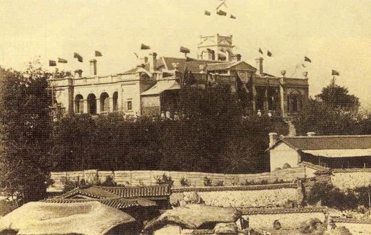 1896년의 아관파천이 일어났던 '러시아공사관'의 모습이다. 서글픈 일이지만, 우리가 아는 덕수궁의 고단한 역사는 바로 이곳에서 비롯되었다.